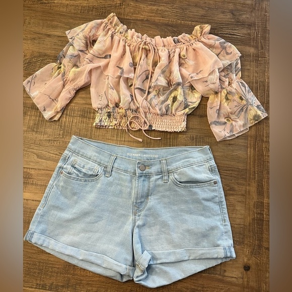 Old Navy Mid-Rise Slightly Distressed Boyfriend Jean shorts 3-inch inseam - Picture 1 of 16